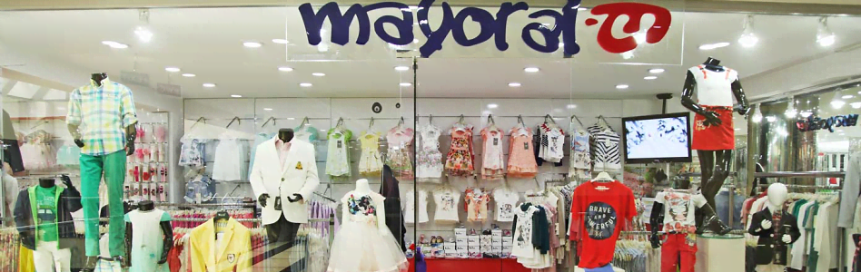 Origen y estructura Con la discreción que suele caracterizar a las empresas familiares, la española Mayoral se ha convertido en uno de los mayores grupos del mundo del negocio de la moda infantil. Su negocio, basado en el canal multimarca, se enfoca cada vez más al retail y se despliega en los mercados internacionales. Mayoral dio sus primeros pasos en Yunquera, un pueblo de la Serranía de Ronda, en Málaga, en un pequeño taller dedicado a la confección de calcetines y medias que terminó cerrando a causa de la Guerra Civil. Francisco Domínguez Toledo, propietario de la fábrica, trasladó la actividad de su negocio a Málaga y fundó, en 1941, Domínguez Toledo, compañía que contó con una de las primeras máquinas de tricotar a mano de España. Se estaba formando el germen de Mayoral. Con Rafael Domínguez de Gor, hijo de Domínguez Toledo, al frente de la compañía, la empresa decidió cambiar su rumbo y se especializó en prendas de vestir para niños. En aquel momento, en plena década de los setenta, nació la marca Mayoral. Sus primeras prendas fueron pantalones infantiles, pero la evolución natural del negocio empujó a Mayoral a crear conjuntos completos, para terminar diseñando colecciones más exclusivas y de tendencia. La empresa centra su distribución en el canal multimarca, tanto en España como en el extranjero. Mayoral ha compaginado su desarrollo en el mercado español, donde supera los 150 establecimientos, con una intensa expansión internacional. Actualmente, el grupo suma trece filiales, en países como Italia, Portugal, Grecia, Francia, Turquía, Ucrania, India, Rumanía o Kazajstán. Actualmente, Mayoral está compuesto por más de una decena de sociedades dedicadas al diseño, fabricación, comercialización y distribución de moda infantil en más de 75 países, a través de una red de filiales en el exterior, 220 agentes comerciales, 190 tiendas monomarca y más de 10.000 clientes a nivel mundial.